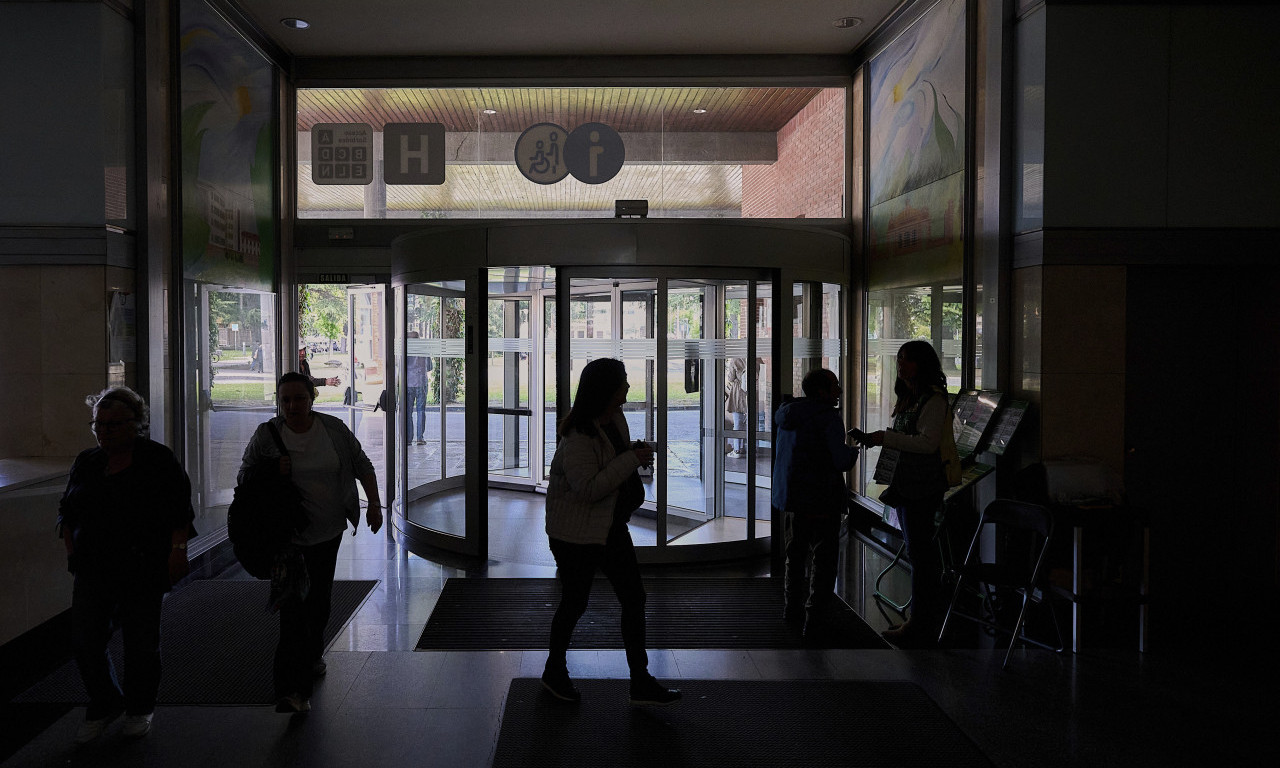 NESTALO STRUJE I U ENGLESKOJ: Obustavljene linije metroa, sve stoji!