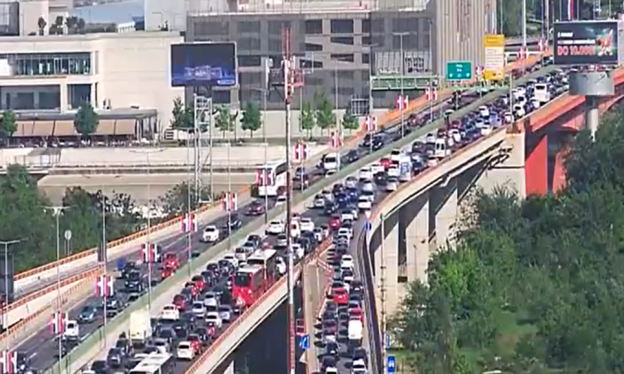 PAKLENE GUŽVE U BEOGRADU GDE GOD DA KRENETE: Vozila mile na Gazeli, na Slaviji krkljanac! (FOTO)