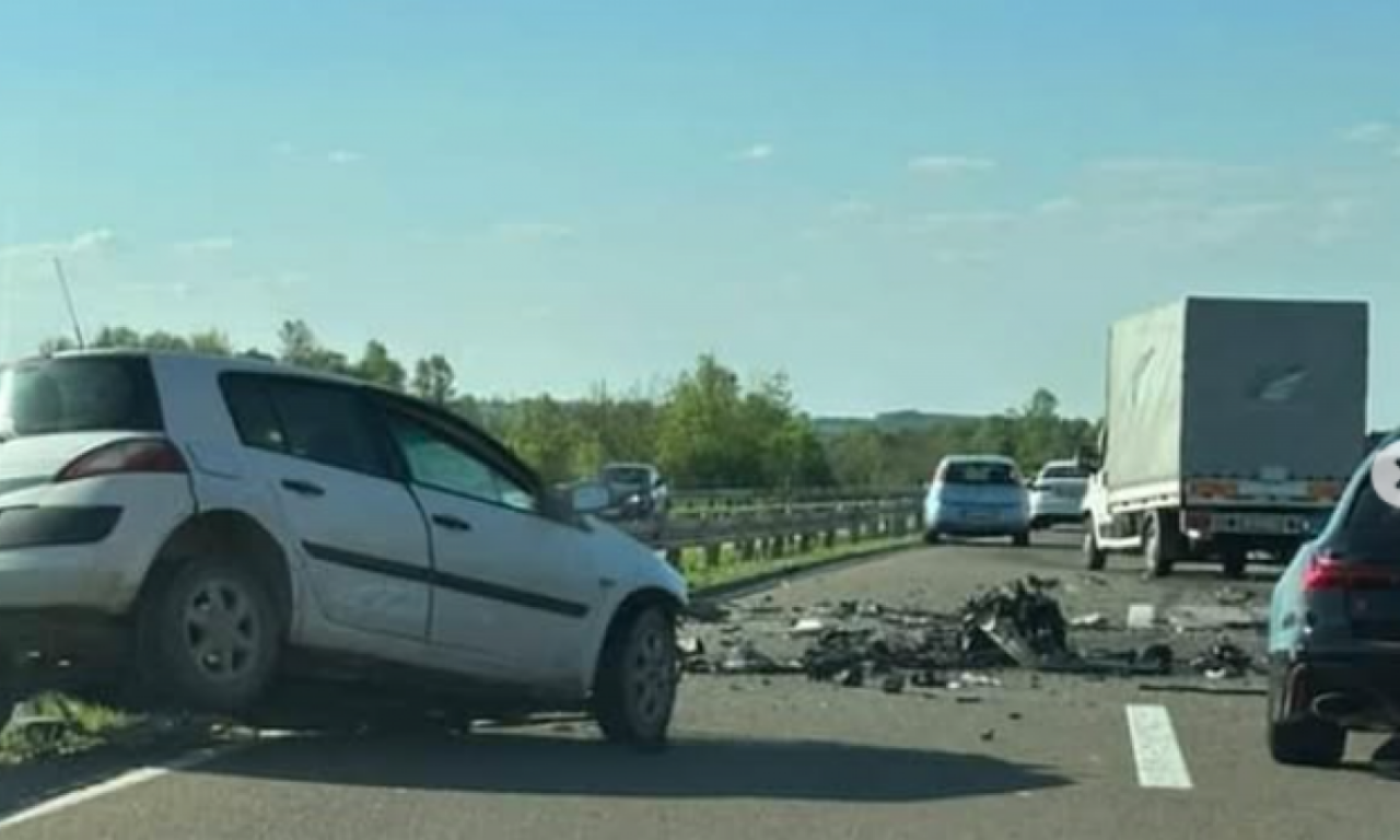 KARAMBOL NA AUTO-PUTU KOD MIHAJLOVCA: Vozio suprotnom trakom, zakucao se u kamion i poginuo (FOTO)