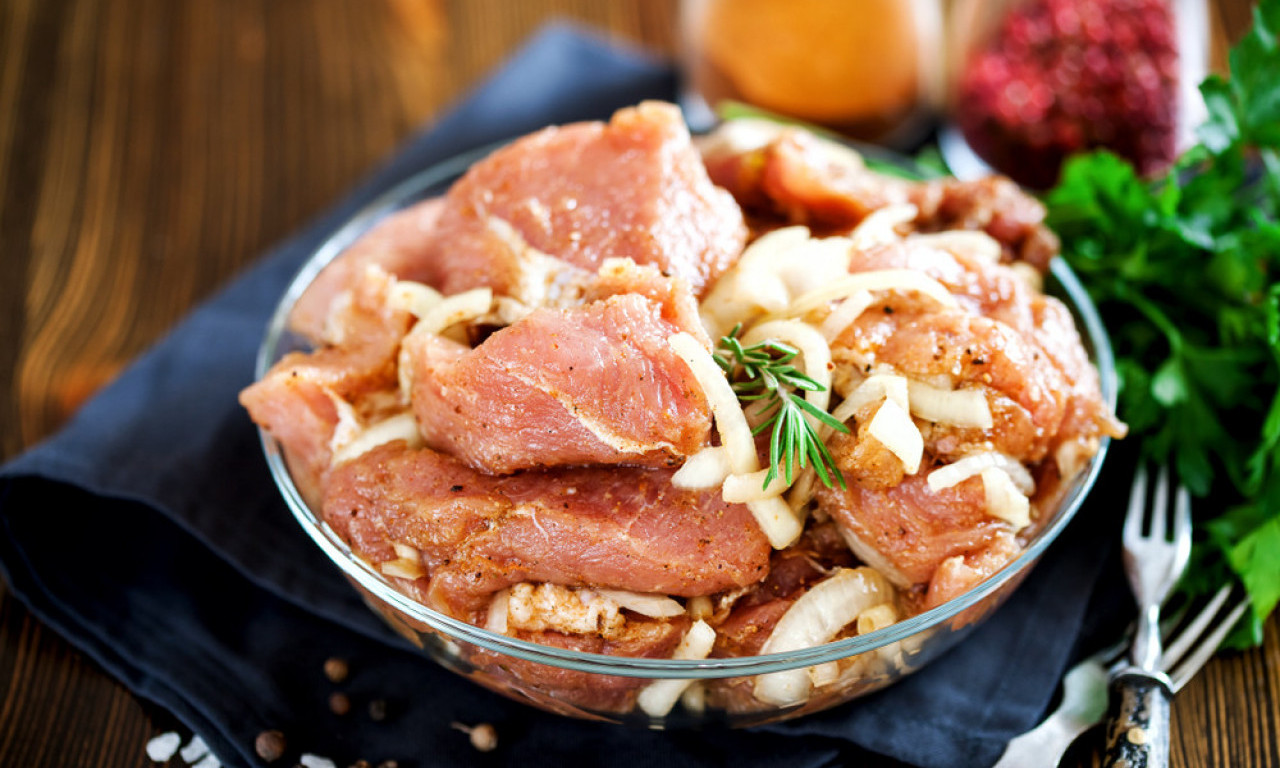 HOĆEŠ DOBAR ROŠTILJ? MESO PRIPREMI DAN PRE! Recepti za najbolje marinade!