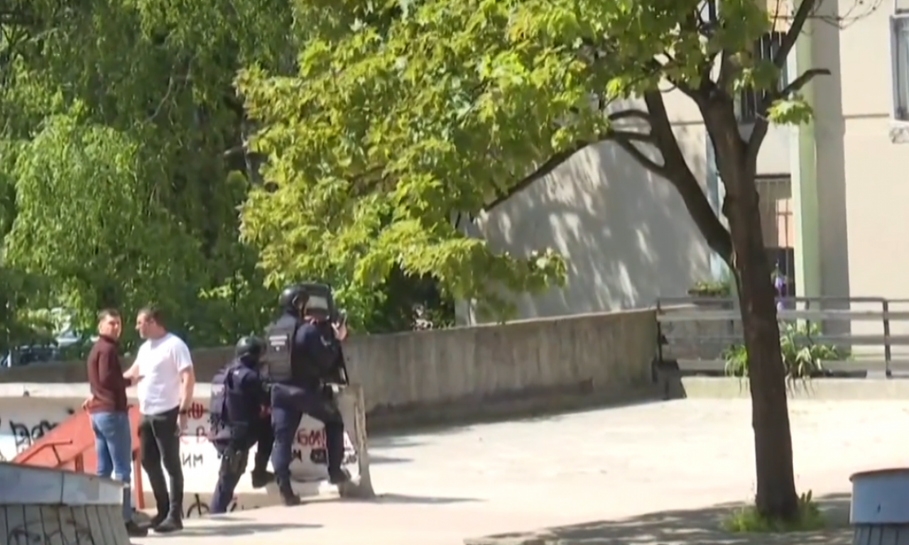 DETALJI UŽASA NA VIDIKOVCU Roditelji muškarca koji preti da će ubiti nekog i sebe plaču ispred zgrade: "Ima bombu"