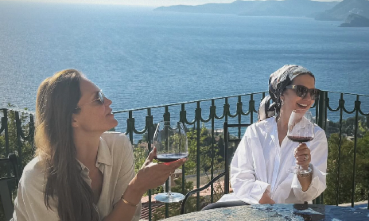 NAJLEPŠA SRPKINJA UZ NATAŠU NINKOVIĆ NA MORU: Uživanje do maksimuma uz vino i nestvaran pogled (FOTO)