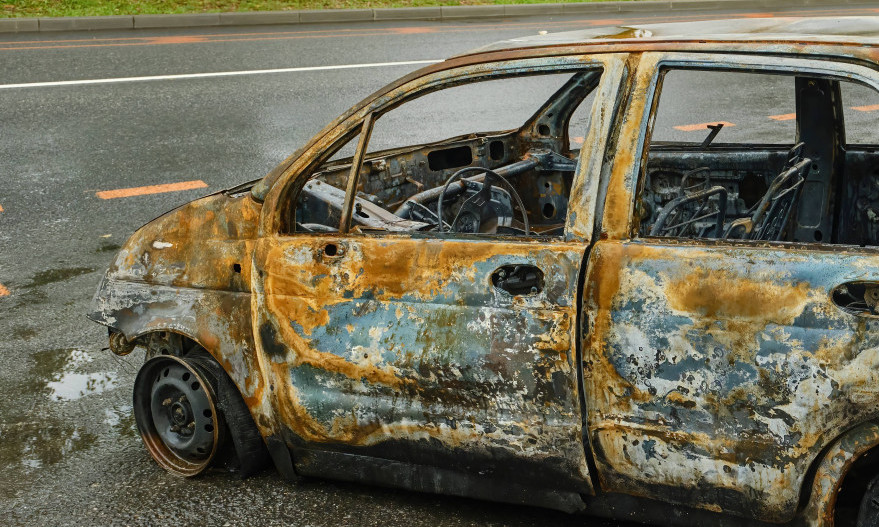 IZGOREO AUTOMOBIL NA PRUZI, PA IZAZVAO KARAMBOL Od kola ostala samo školjka (FOTO)