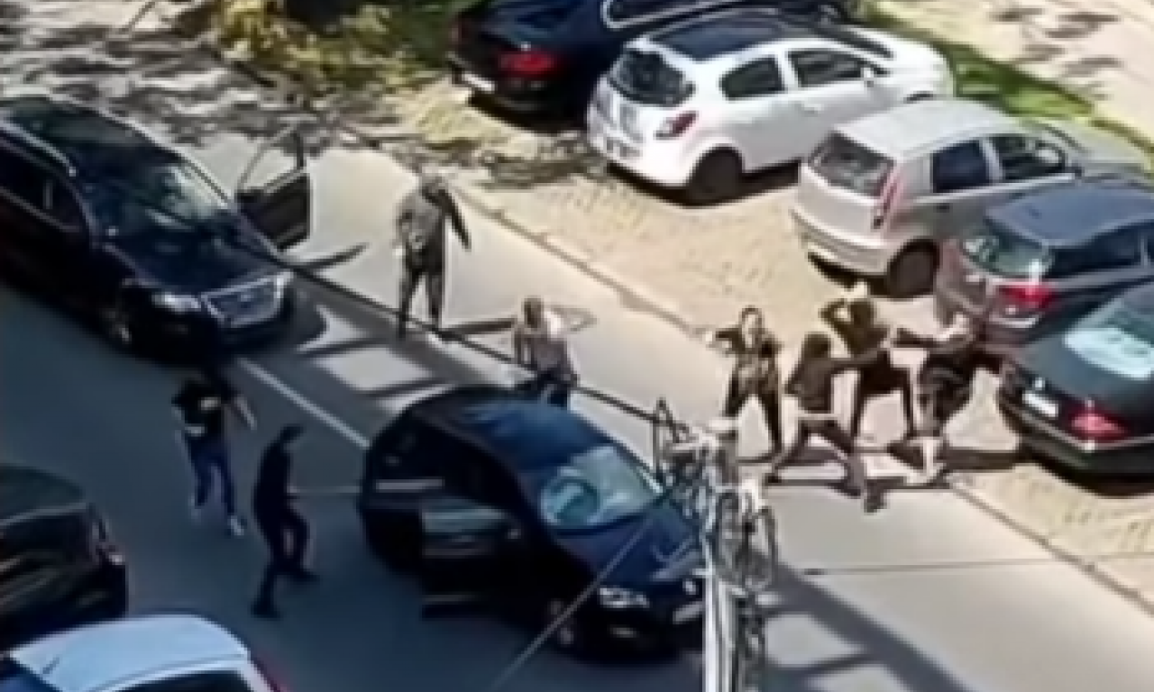 OSVANUO JOŠ JEDAN SNIMAK NAPADA NA TINEJDŽERE U ZEMUNU: Lupali automobil, udarali letvama dečake (VIDEO)