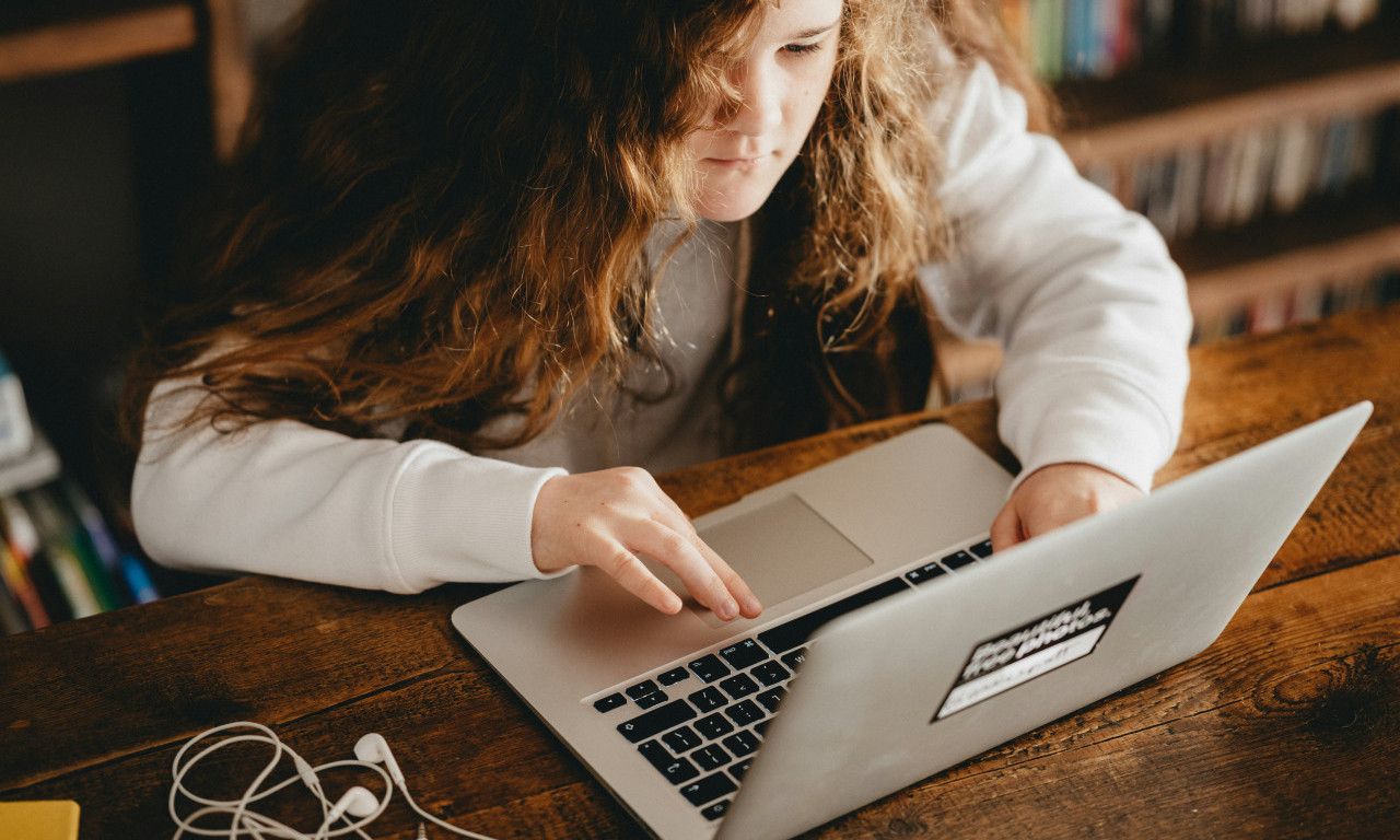 VODITE RAČUNA ŠTA VAM DECA RADE NA INTERNETU Nećete verovati šta neke devojčice snimaju u svojoj sobi