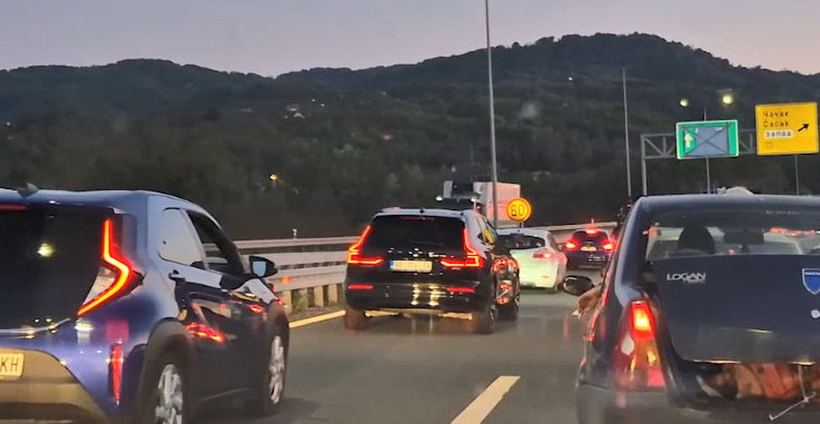 VELIKA GUŽVA NA MILOŠU VELIKOM Na ovoj naplatnoj rampi kolona duga dva kilometra (VIDEO)