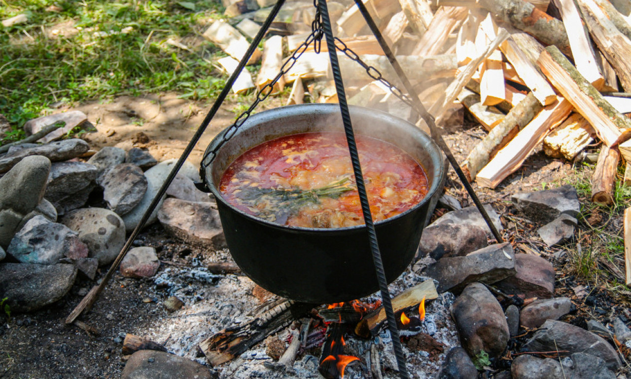 GULAŠ U KOTLIĆU Jer ništa ne miriše na Prvi maj kao dobra čorba iz kazana