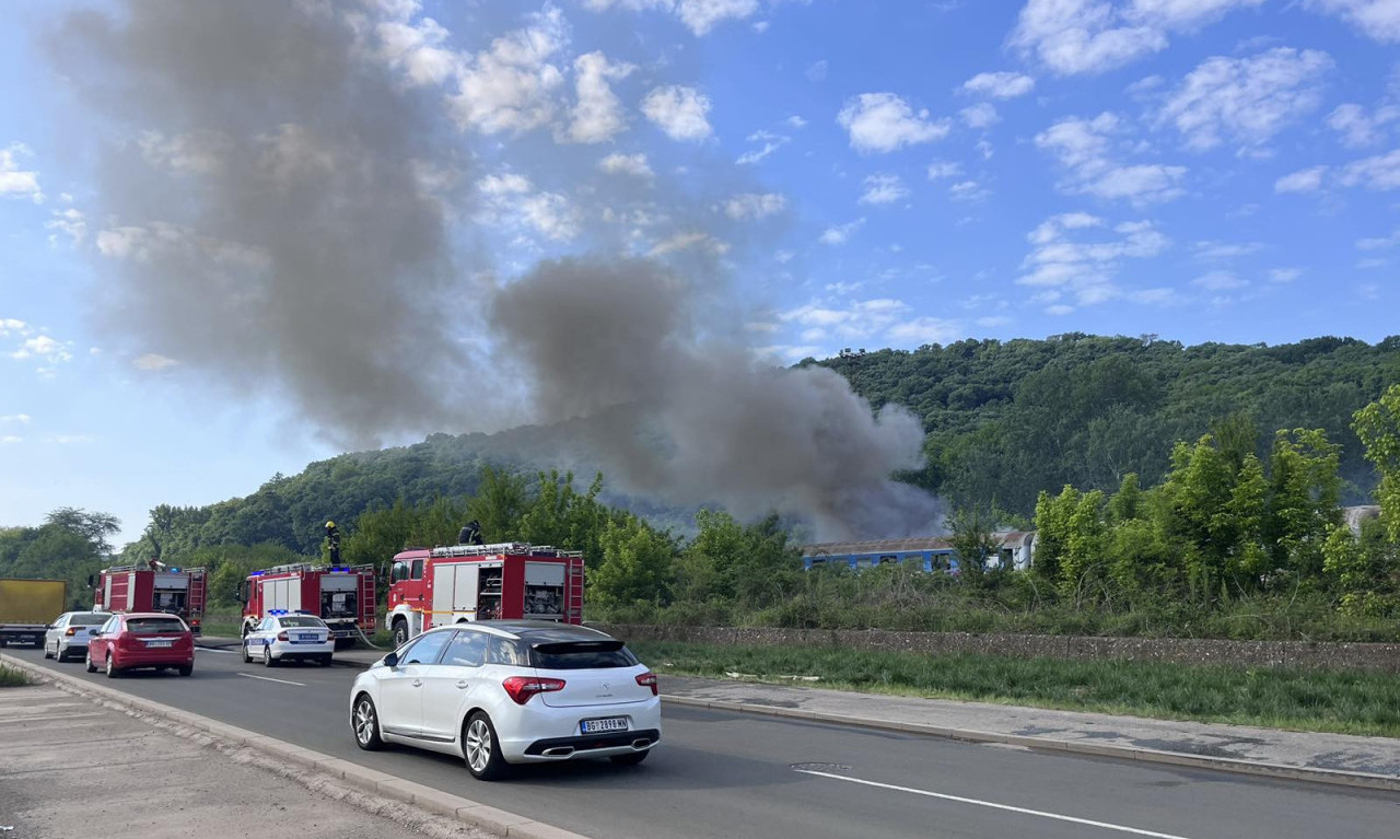 GUST DIM ŠIKLJA, VOZILA PROLAZE KROZ CRNI OBLAK Pogledajte snimke sa mesta požara u Rakovici (FOTO+VIDEO)