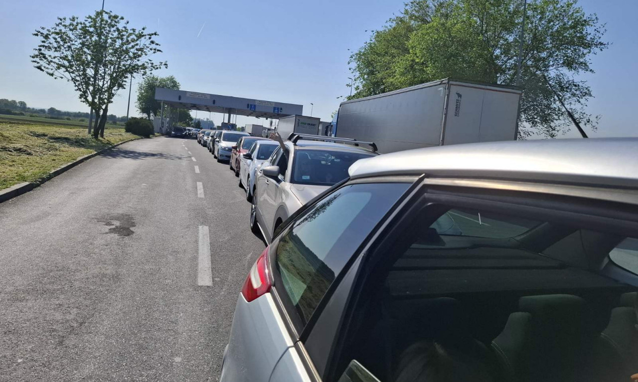 KRCATO NA GRANICAMA - ČEKA SE SATIMA! Na ovim prelazima su se stvorile kilometarske kolone vozila (FOTO)