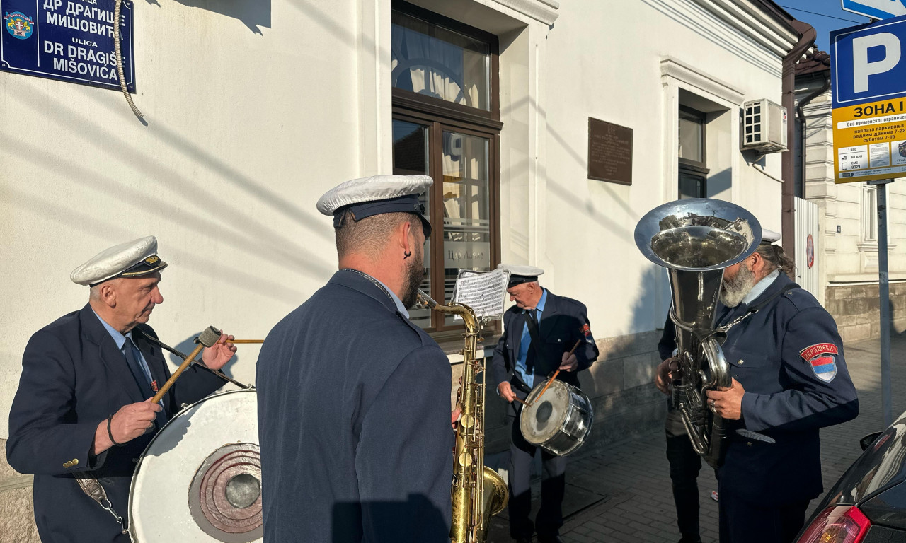 ZAGRMELE TRUBE RANOM ZOROM Pogledajte spektakl u Čačku za 1. maj (FOTO)