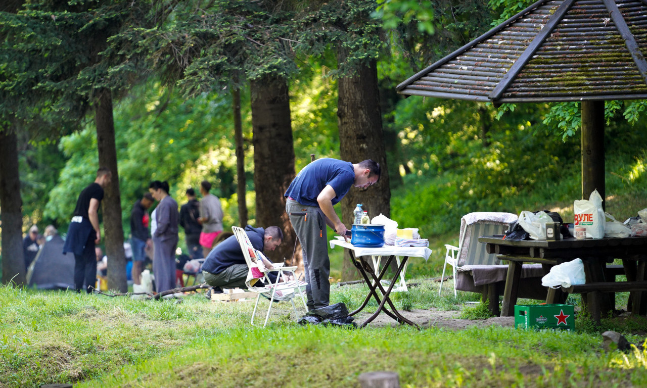 RAŽNJIĆI, RIBLJA ČORBA U KOTLIĆU, PODVARAK NA TALANDARI... Pogledajte kako se Prvi maj proslavlja na Košutnjaku (FOTO)