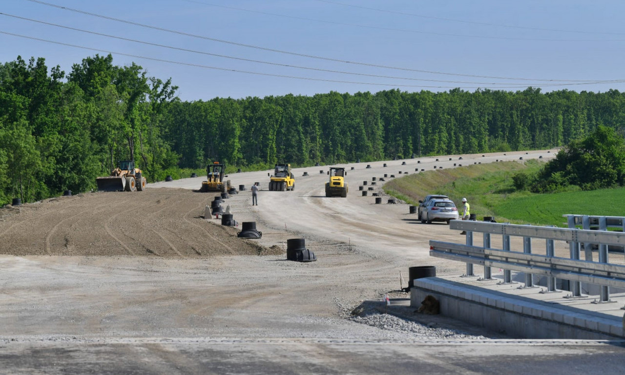 EVO KAKO NAPREDUJU RADOVI NA DEONICI AUTO-PUTA KUZMIN-SREMSKA RAČA Jaka veza između Beograda i Sarajeva (FOTO)
