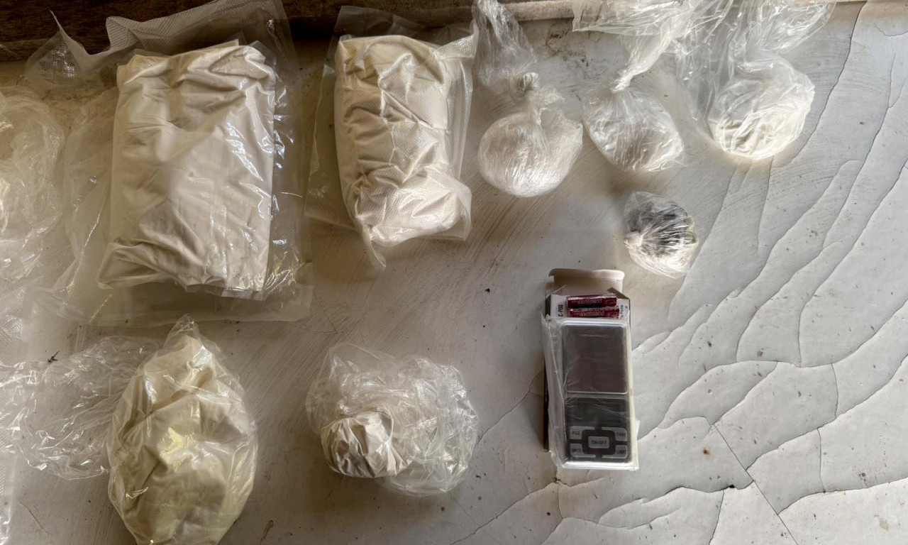 UHAPŠENA TRI MLADIĆA U SREMSKOJ MITROVICI Policija im pronašla više od tri kilograma narkotika u letnjikovcu (FOTO)