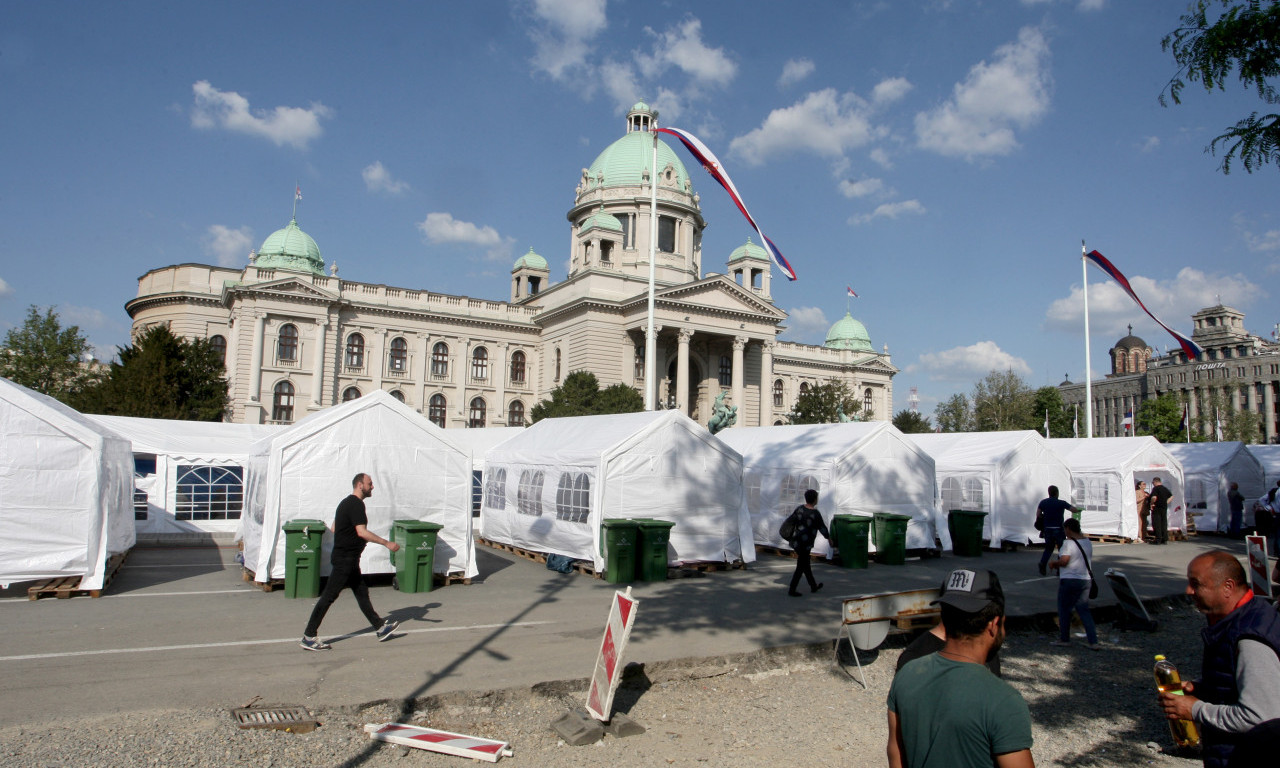 ČUJU SE PATRIOTSKE PESME Studenti koji žele da uče i građani obeležavaju 1. maj ispred Skupštine Srbije (FOTO/VIDEO)