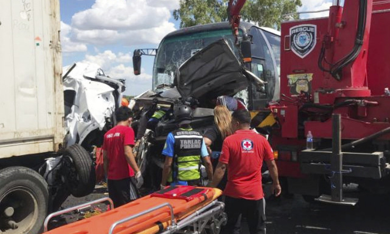 SUMNJA SE DA JE VOZAČ ZASPAO ZA VOLANOM Strašna saobraćajka na Filipinima, poginulo 10 osoba, među njima i deca (FOTO)