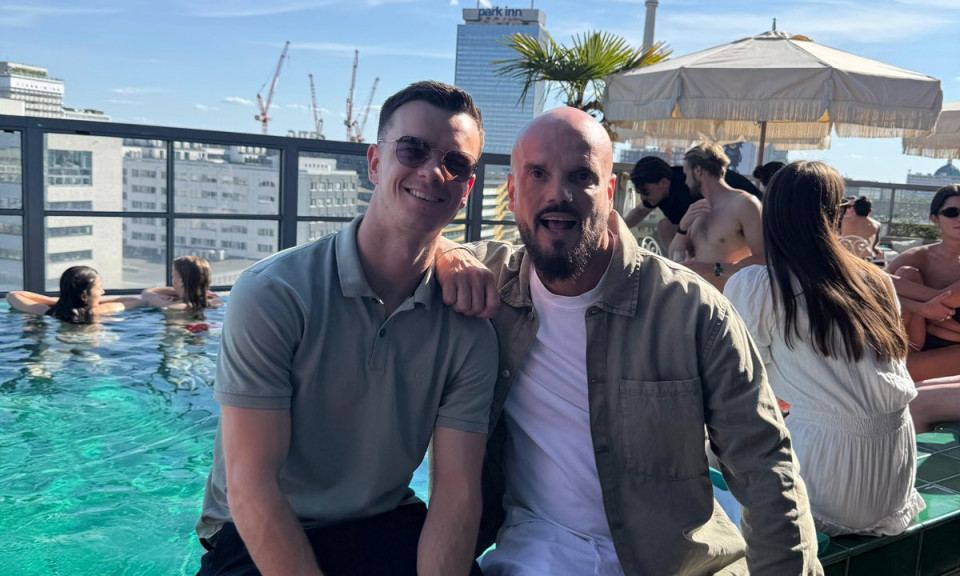 NA PRAZNIK RADA, SA ZAVOJEM NA RUCI, U ULOZI TURISTE! Pevač sa sinom obišao objekat o kojem svi govore (FOTO+VIDEO)