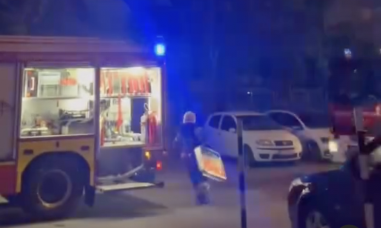 POŽAR U NOVOM SADU Vatra izbila na petom spratu zgrade! (VIDEO)