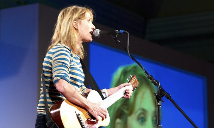 POZNATA PEVAČICA POGINULA U POŽARU Fanovi u šoku! Svi znaju ove megahitove