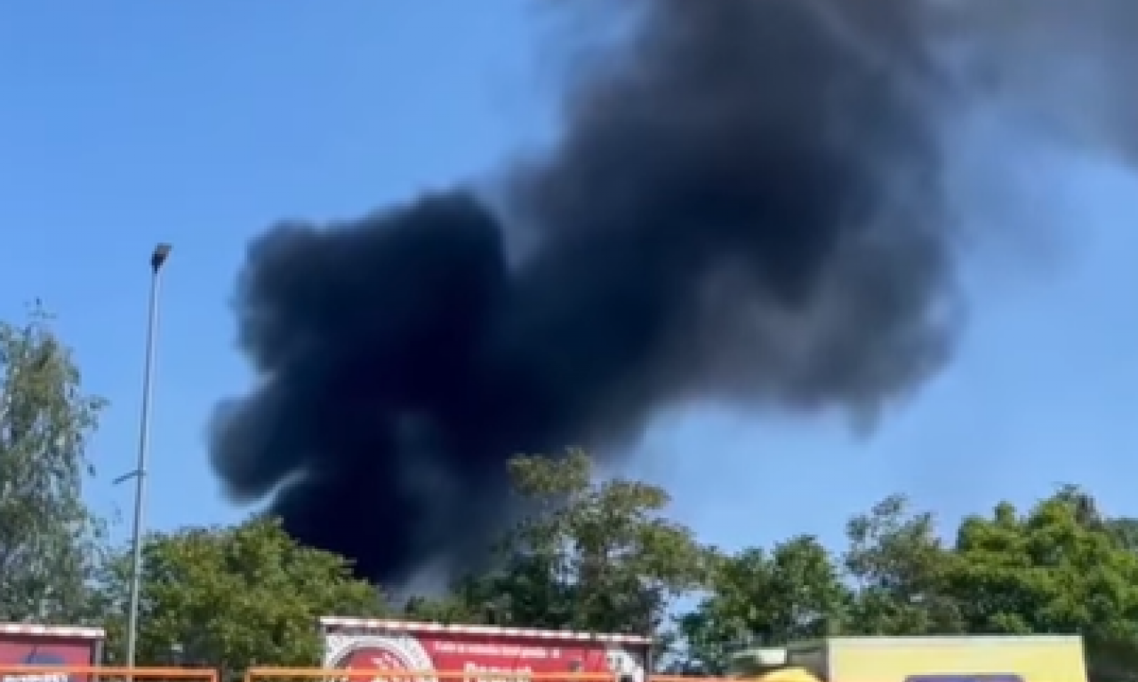 POŽAR KOD PANČEVAČKOG MOSTA Crni dim neprestano kulja - vatrena stihija guta vagon (VIDEO)