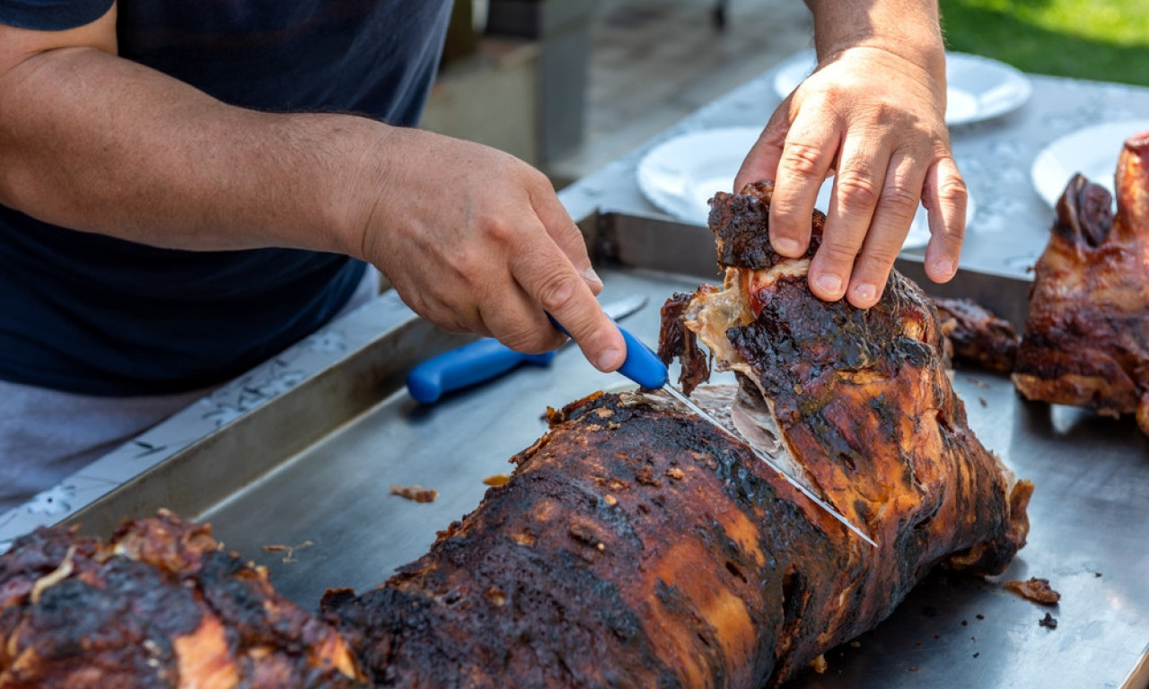 DOMAĆINI, SPREMITE SE ZA PRAZNIKE! Prasetina pojeftinila, ali jagnjetina pravi haos sa cenama!