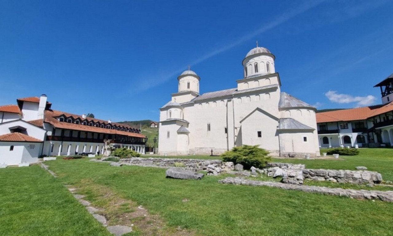 ČUVENI SRPSKI MANASTIR PONOVO ĆE ZABLISTATI Menja se olovni pokrivač na velikoj svetinji