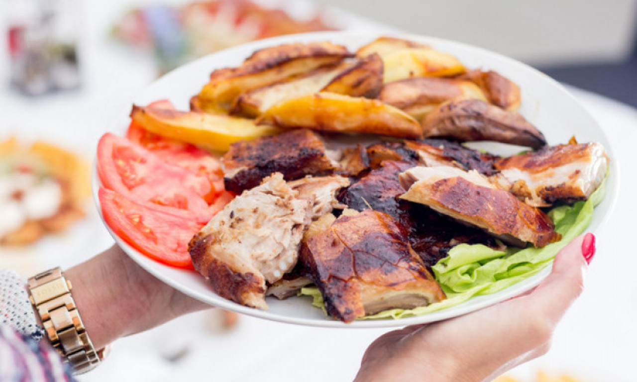 KOLIKO DUGO SVINJSKO PEČENJE MOŽE DA STOJI U FRIŽIDERU Evo par saveta pred Božić kako da bezbedno čuvate trpezu!