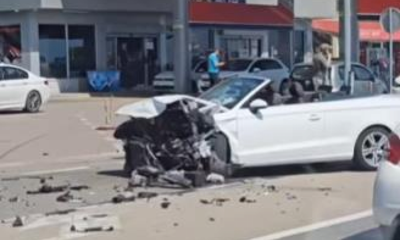 PRAVO JE ČUDO DA SU PREŽIVELI Prvi snimak stravičnog udesa u Budvi u kojoj su povređena četvorica mladića iz Srbije