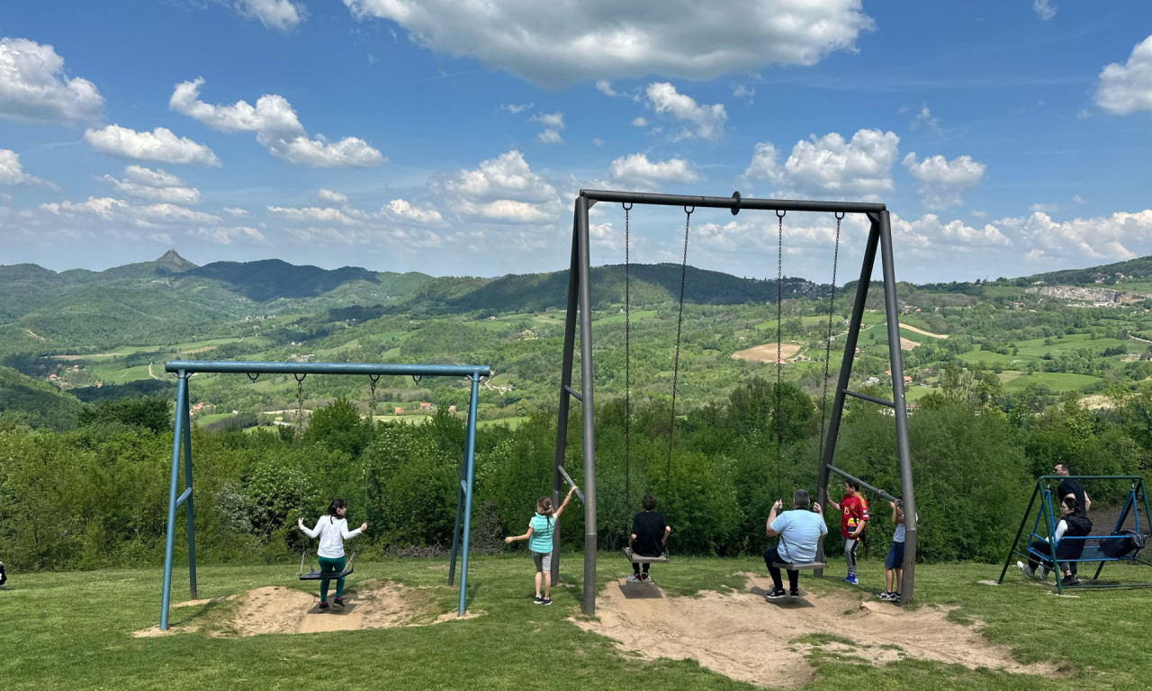 ČEKANJE ZA "INSTA-LJULJANJE" Srpski Holivud na Rudniku prepun tokom prvomajskih praznika, ljuljaška u centru pažnje