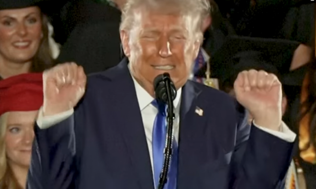 TRAMP PONOVO IZAZVAO BURU Na ceremoniji  imitirao trans sportistkinju, pa rekao da će ga Melanija "ubiti" (VIDEO)