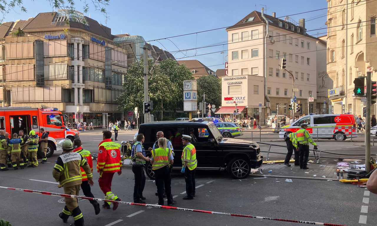AUTOMOBIL UDARIO U GRUPU PEŠAKA Ima povređenih, sumnja se da je vozač to namerno uradio (FOTO)