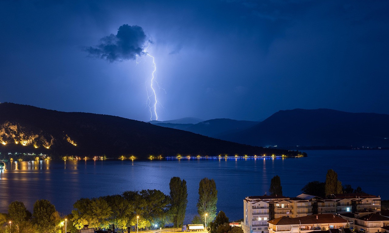 OLUJA ULA PARALISALA FINSKU! Hiljade bez struje, grom zapalio vikendicu (FOTO)
