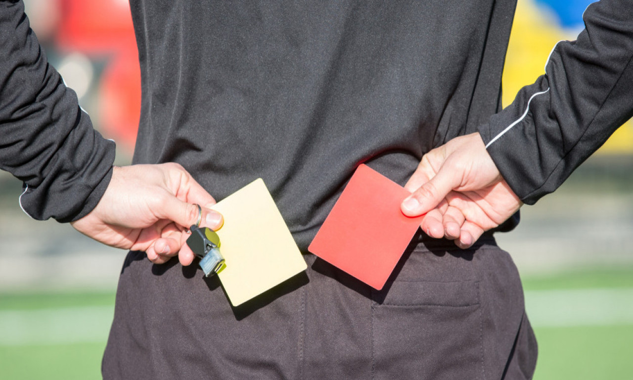 BRUTALAN NAPAD NA SRPSKOG SUDIJU Fudbaler poludeo, pocepao karton i izazvao haos na terenu!