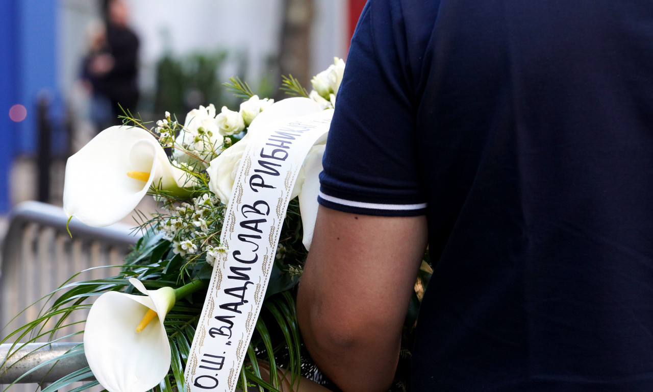 CRNI TV EKRANI, SVEĆE, CVEĆE I SUZE... Pogledajte kako je obeležena godišnjica masakra u Ribnikaru (FOTO+VIDEO)