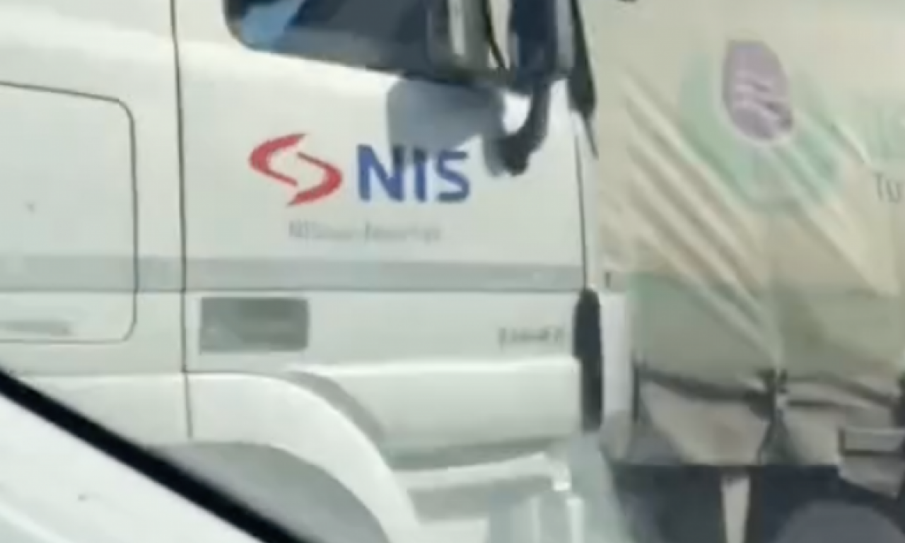 ŽESTOK SUDAR CISTERNE SA NAFTOM I KAMIONA Izazvali haos na putu Beograd-Pančevo (VIDEO)