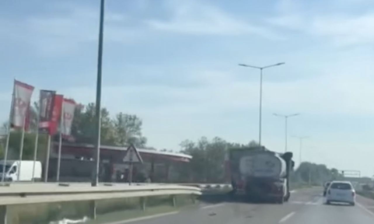 ŽESTOK SUDAR CISTERNE SA NAFTOM I KAMIONA Izazvali haos na putu Beograd-Pančevo (VIDEO)