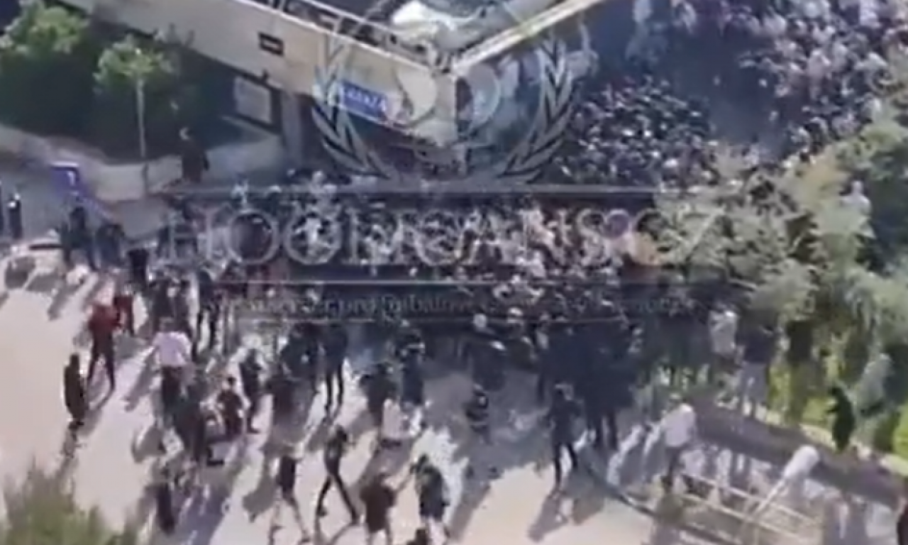 JEZIVO! POGLEDAJTE BRUTALNU TUČU NAVIJAČA DINAMA I HAJDUKA Prizori huliganskog pira lede krv u žilama (VIDEO)