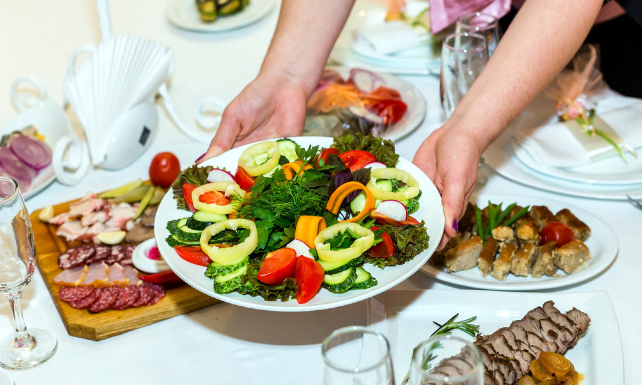 NEK SE ZNA KO JE SLAGAO SALATU! Trikovi i ideje za dekoraciju koja mami poglede