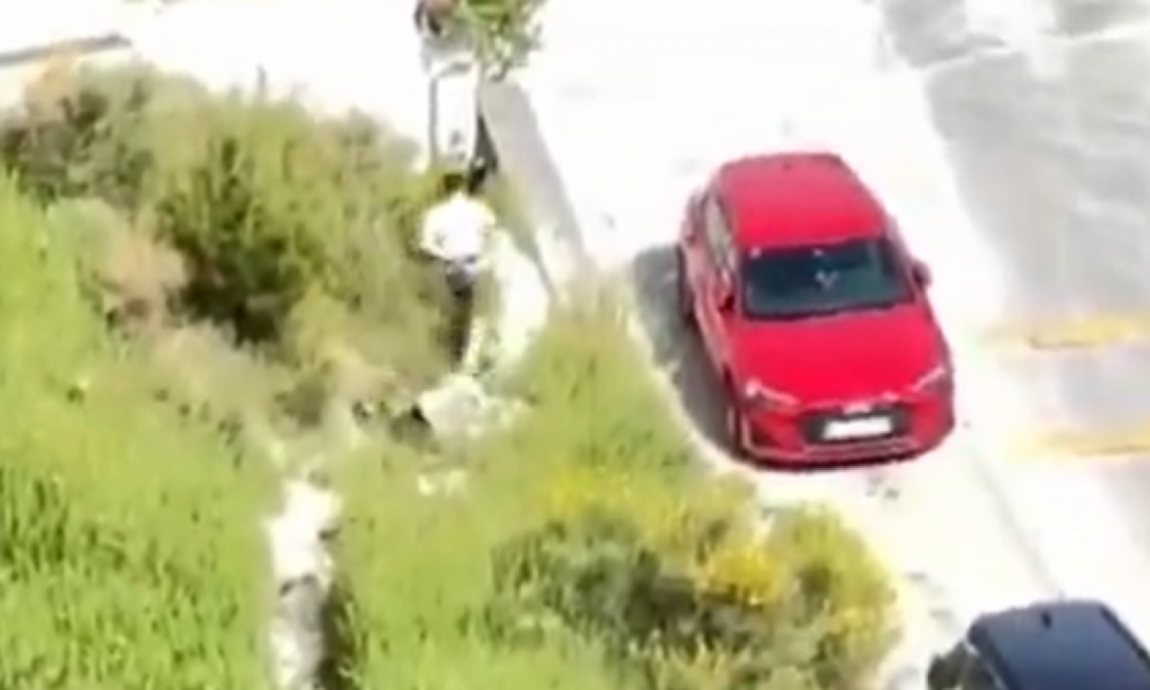 NIJE SMEŠNO, ALI KOMŠIJE VI STE HIT! Huligan pobegao policajcima sa lisicama na rukama - pogledajte hit snimak iz Splita