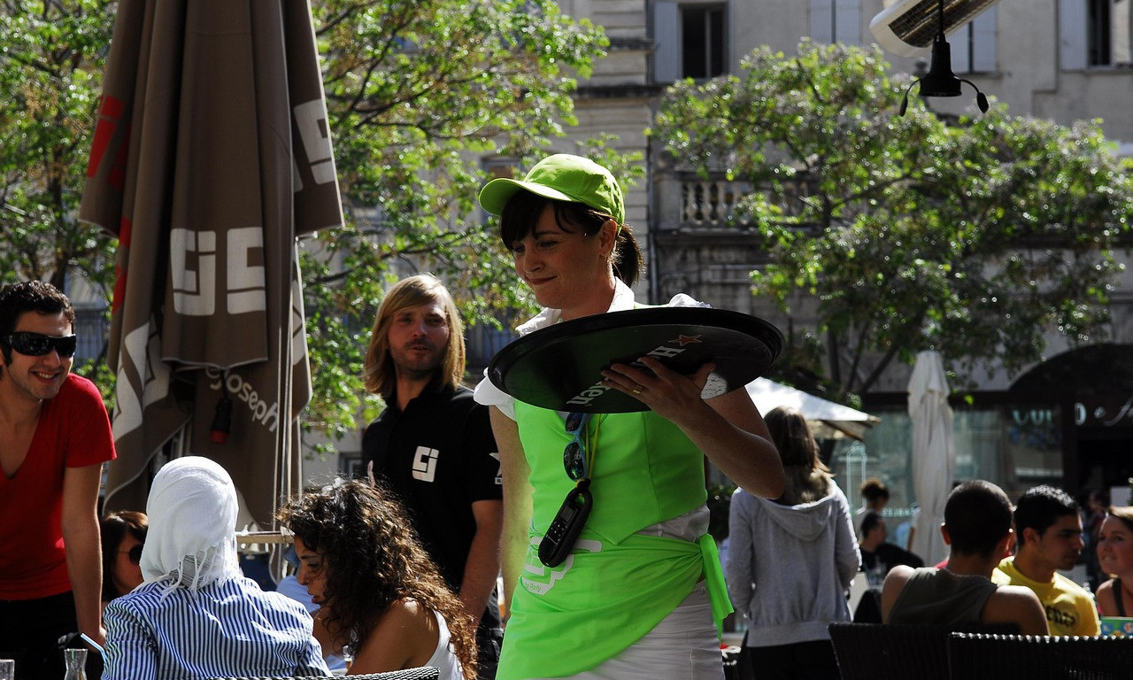 KAFANSKI OBRAČUN U HRVATSKOJ Konobarica privedena jer je točila alkohol pijanim gostima – završilo brutalnom tučom!