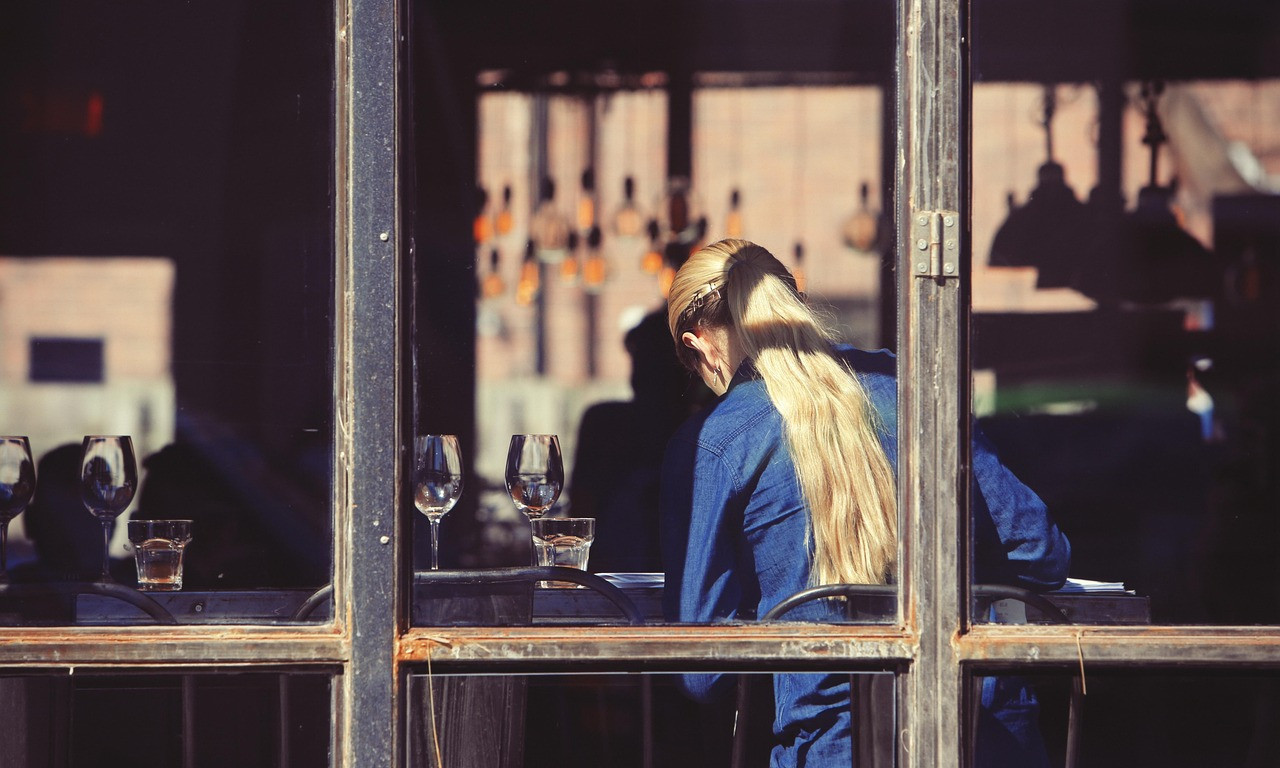 PLATA I BAKŠIŠ KONOBARICE U NEMAČKOJ ŠOKIRA! Zarađuje više nego IT stručnjak sa fakultetom