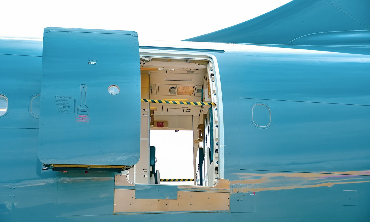 SNIMAK DRAME U AVIONU Albanac pokušao da otvori vrata tokom leta Ženeva–Priština! (VIDEO)