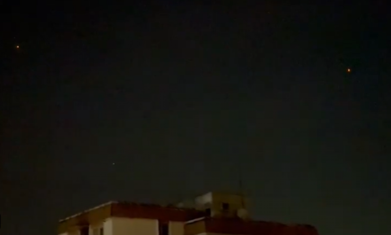 ŠTA JE OVO NA NEBU IZNAD BEOGRADA?! Čudne pojave emituju crvenu svetlost i kreću se u nizu! (VIDEO)