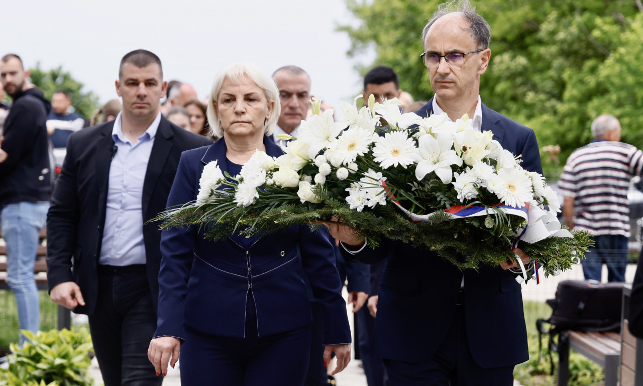 ĐURO MACUT NA MESTU GDE SU SUZE SVAKODNEVICA Premijer zapalio sveću i položio venac žrtvama masakra kod Mladenovca