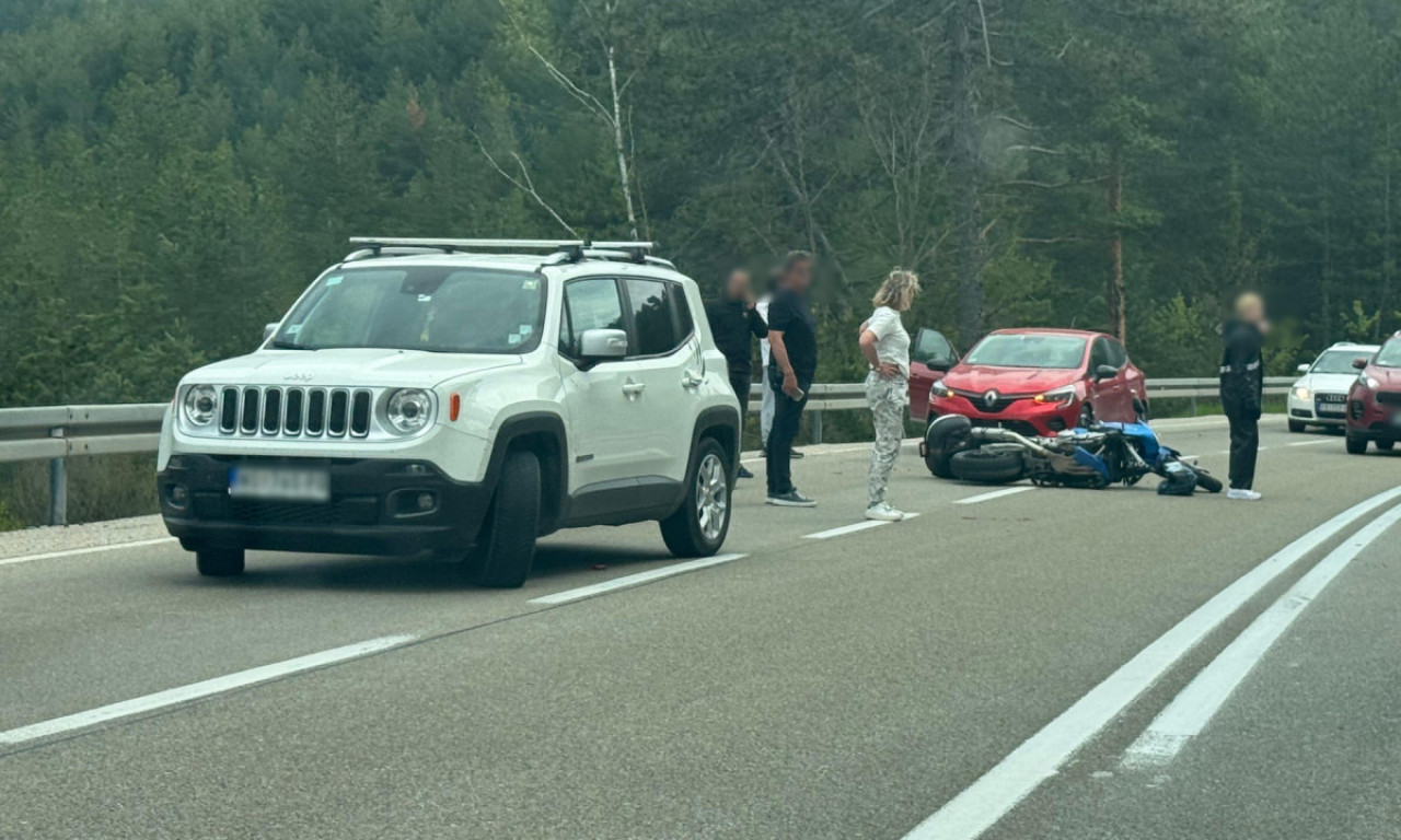 MOTOCIKLISTA ULETEO IZMEĐU DVA AUTOMOBILA, IMA POVREĐENIH! Stravični prizori na putu ka Novoj Varoši (FOTO)