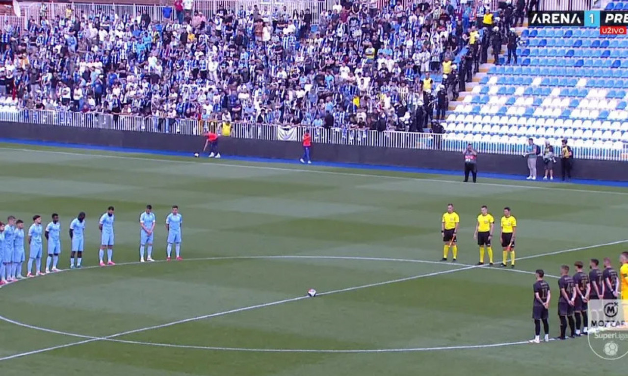 SKANDAL U NOVOM PAZARU: Navijači zviždali odavanju počasti za žrtve u Ribnikaru, Duboni i Malom Orašju!