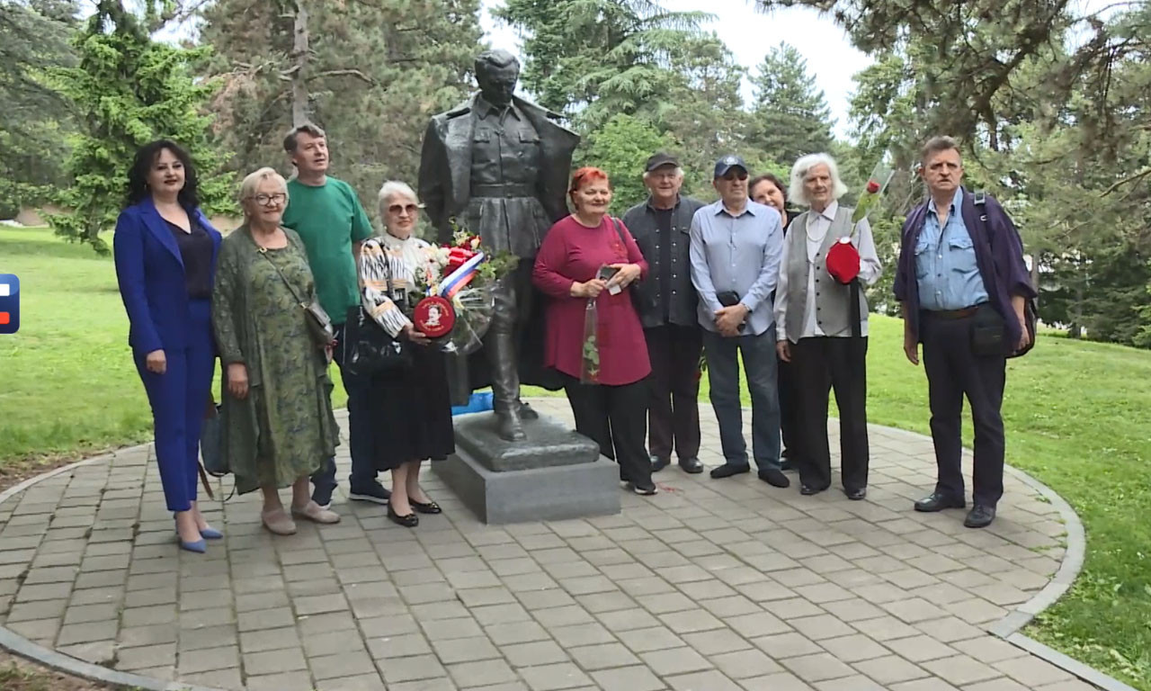 45 GODINA OD SMRTI JOSIPA BROZA TITA Poštovaoci iz bivših republika mu odali počast u Kući cveća  (VIDEO)