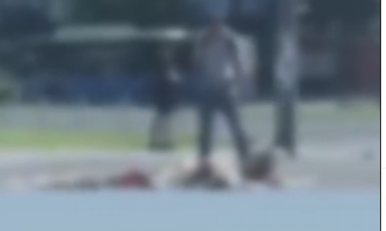 PA  ZAŠTO, ČOVEČE? SKANDAL U NOVOM SADU: Muškarac urinirao na sveće i cveće ispred Železničke stanice! (VIDEO)