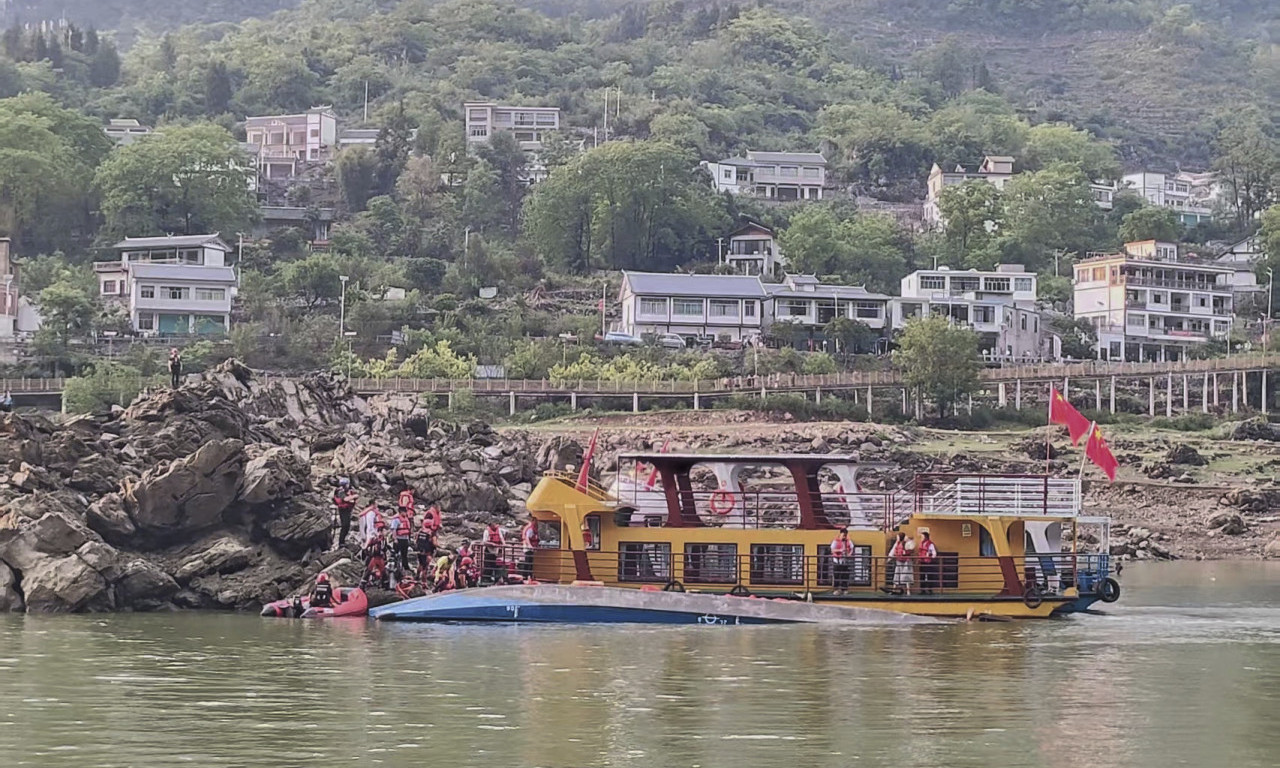 PREVRNULI SE ČAMCI SA TURISTIMA Jeziva tragedija - broje se mrtvi! Pogledajte prizore sa mesta nesreće (FOTO)