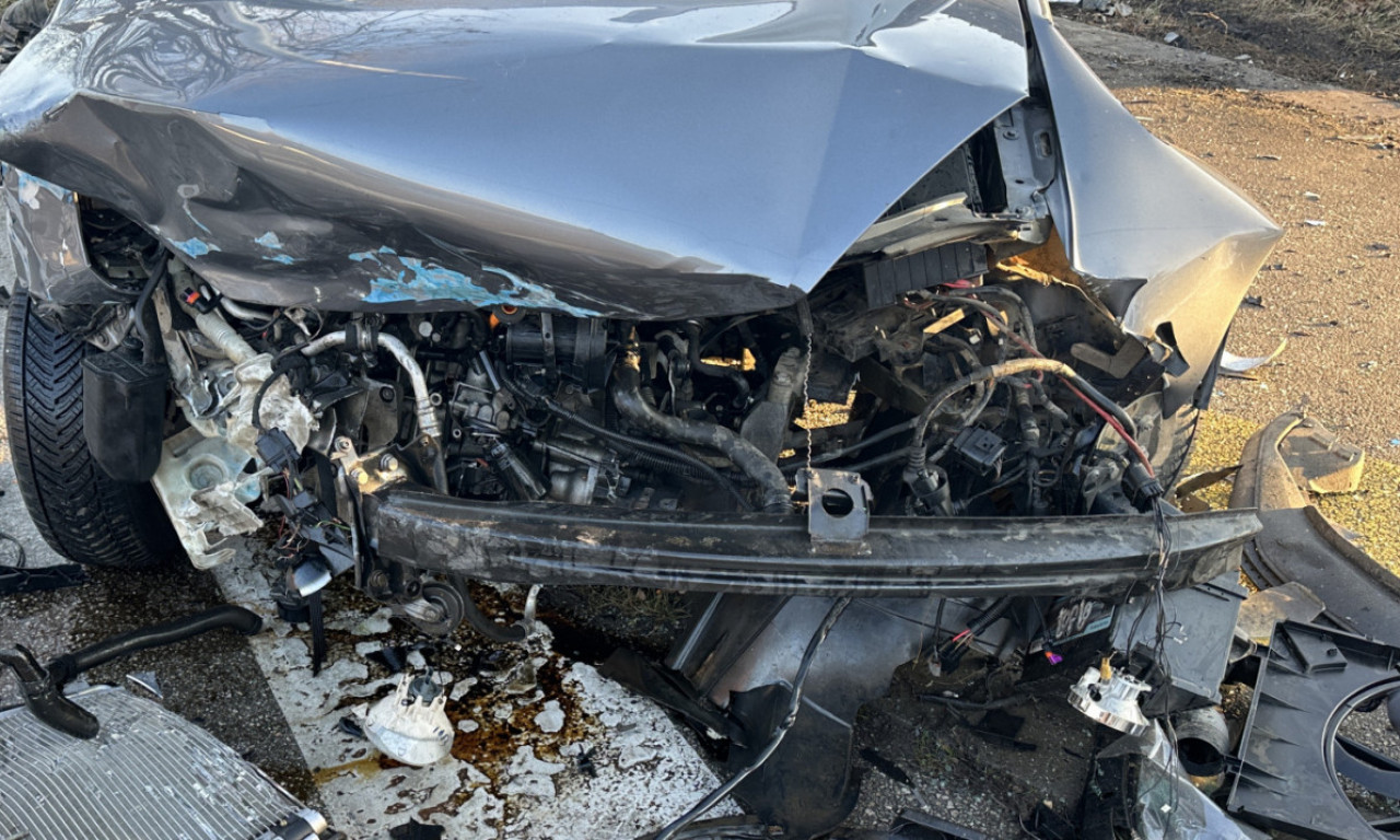 BMW SE ZAKUCAO U KOMBI, DELOVI RASUTI PO PUTU Teška saobraćajka u Batajnici (FOTO)