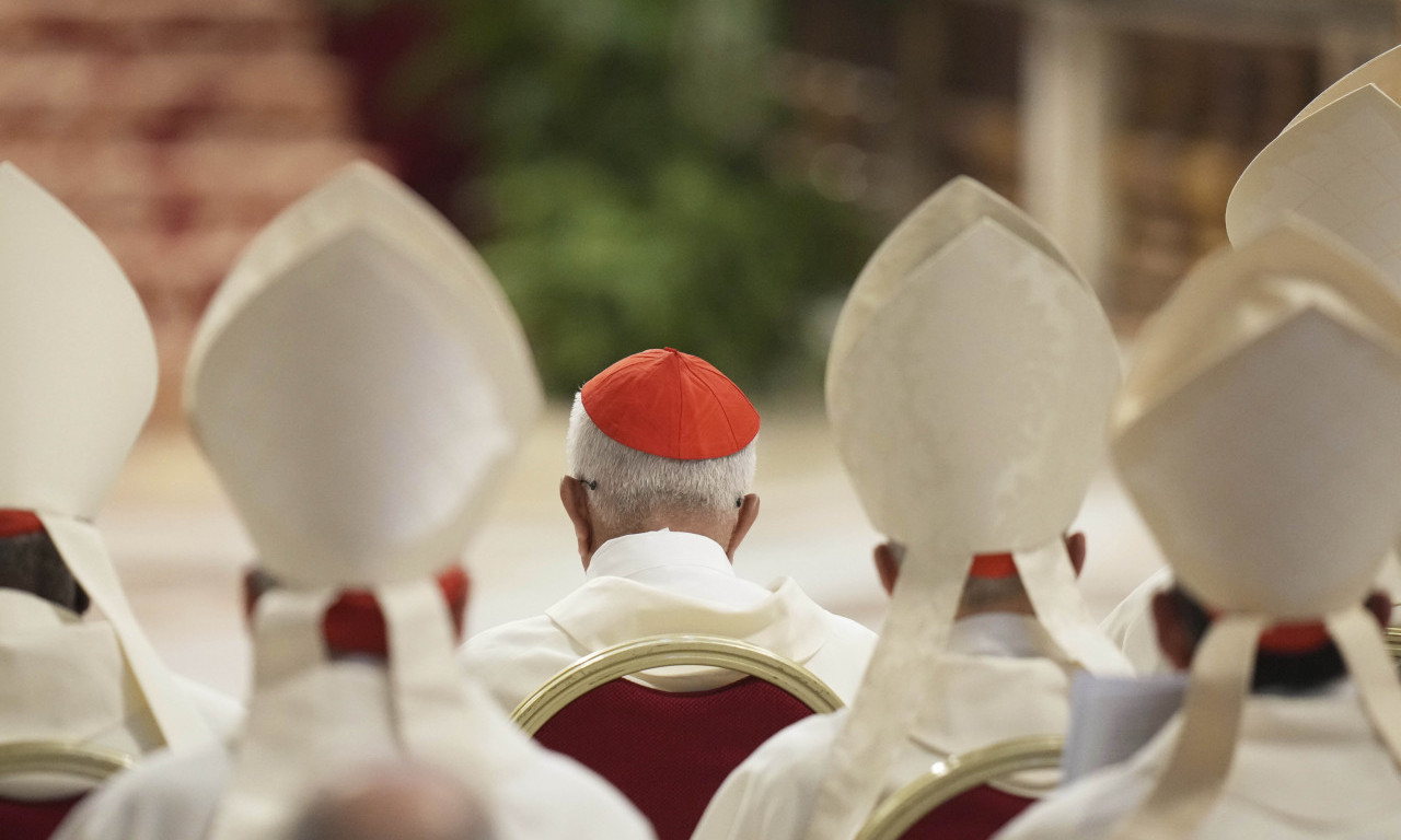 KARDINALI U VATIKANU NEMAJU POJMA KAKO IZGLEDA KONKLAVA? Politiko saznaje: "Gledali su film sa Fajnsom da shvate"